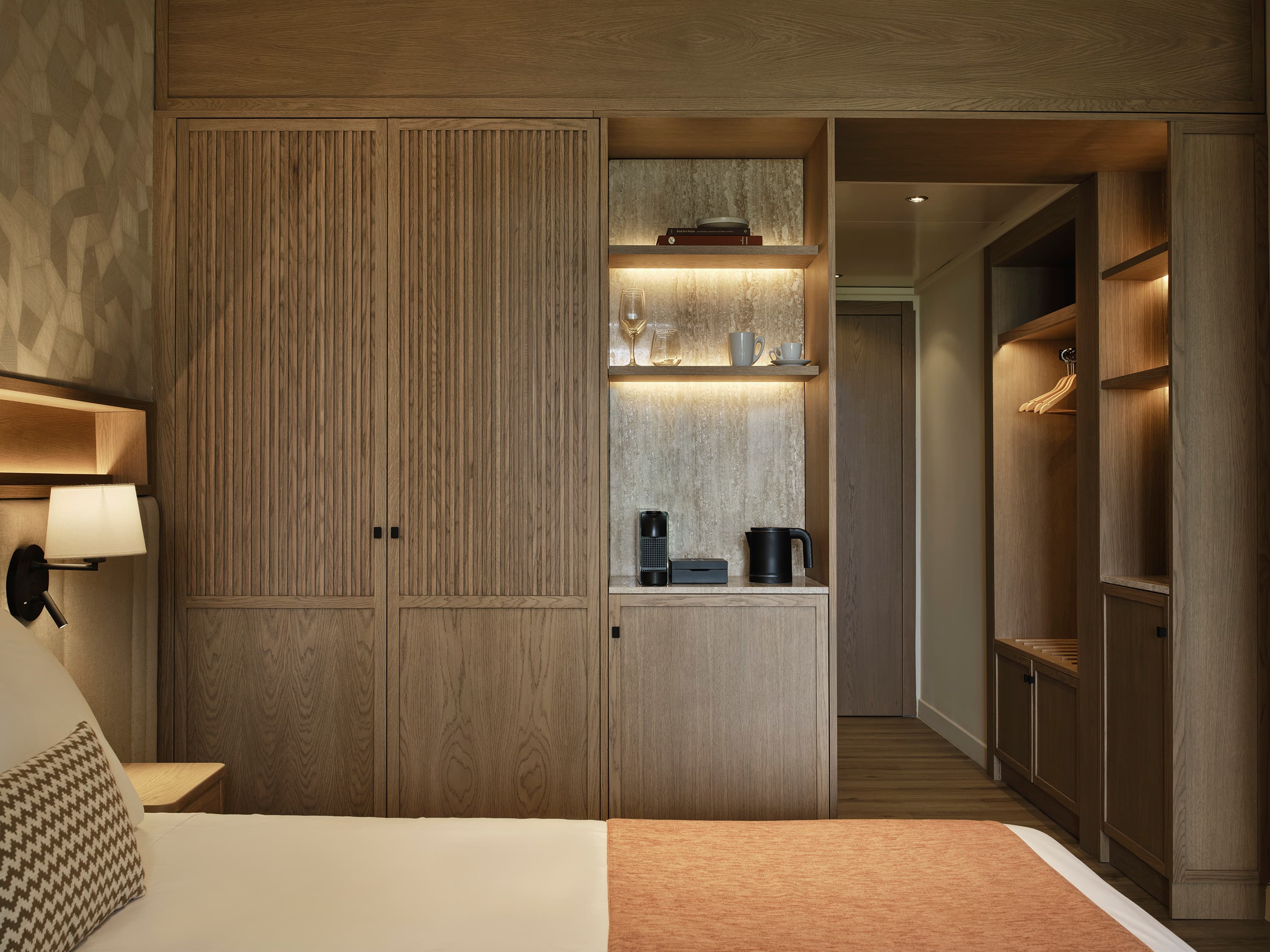 Family Room with Garden View - Minibar and closet detail