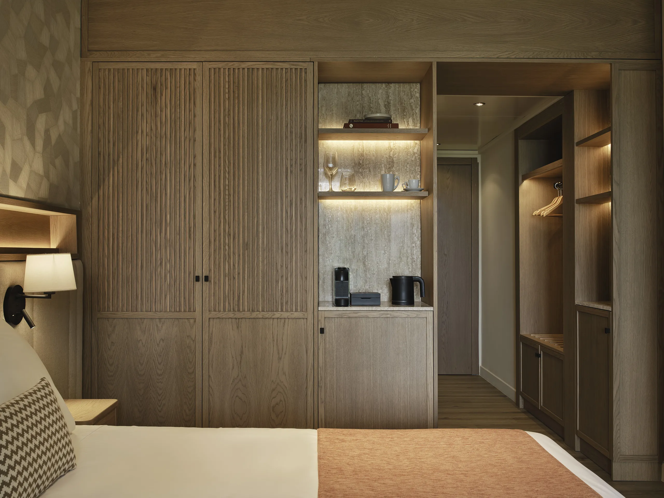 Family Room with Garden View - Minibar and closet detail