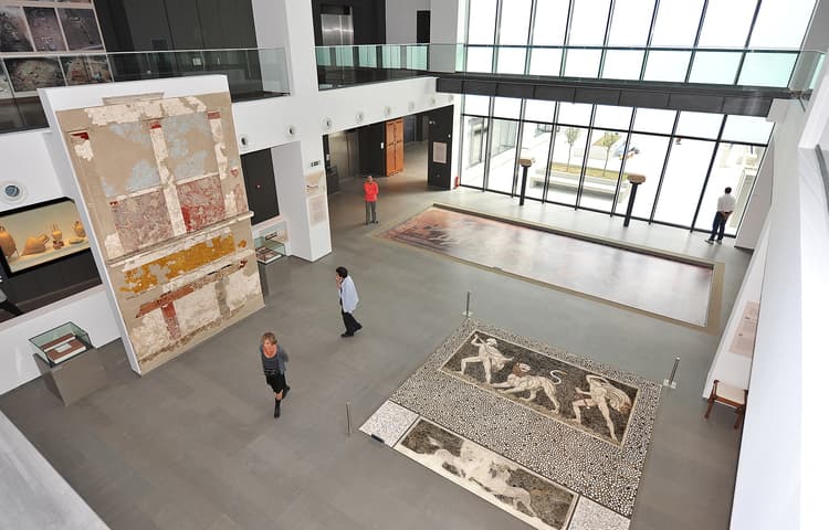 Column-free hall with diffused daylight over mosaics and plaster reconstructions