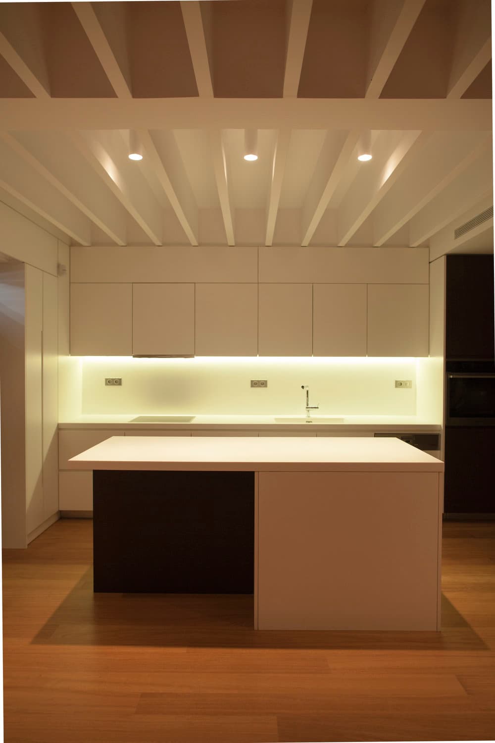Kitchen island under the beamed ceiling