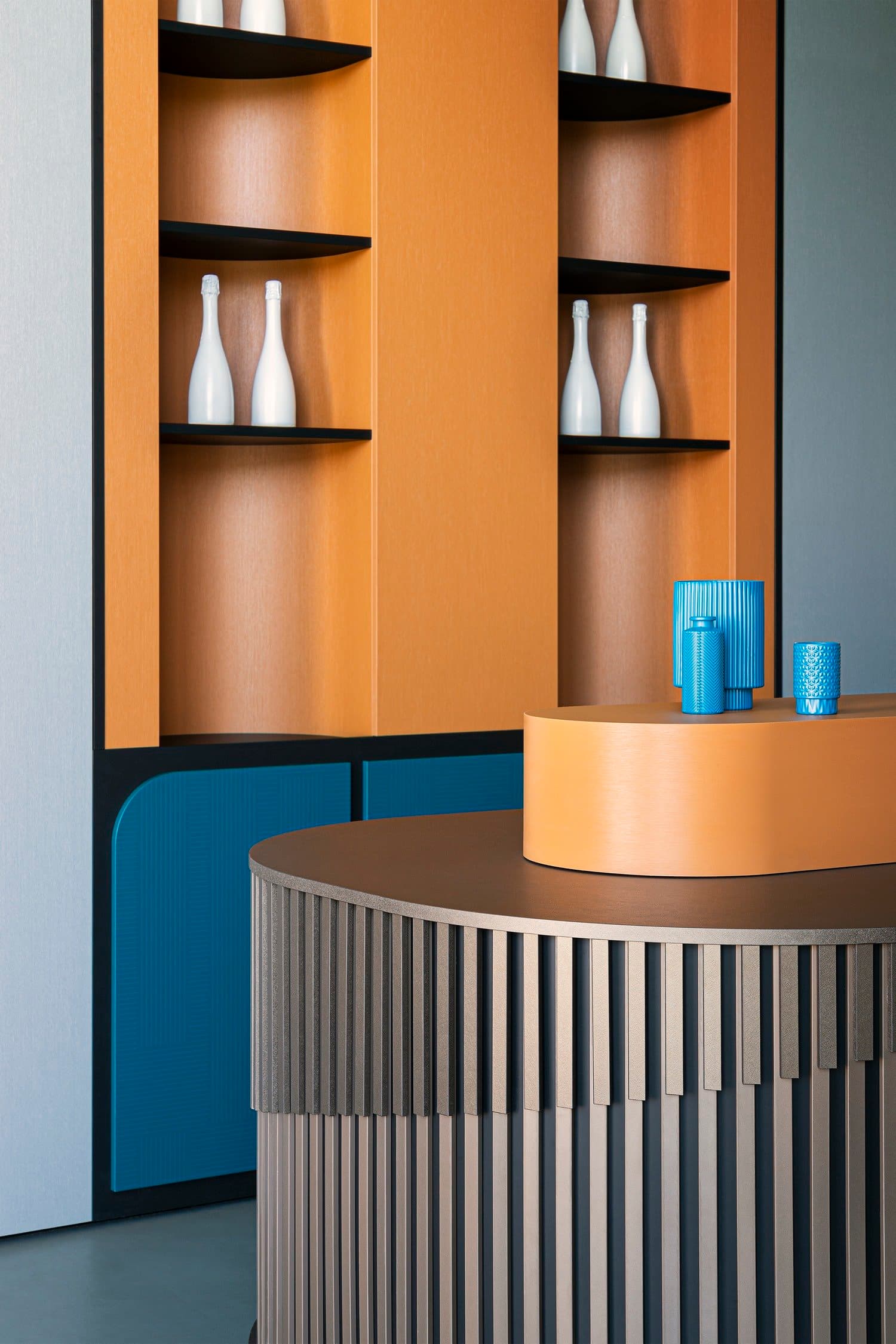 Metal-effect ribbed counter of the Disco Bar
