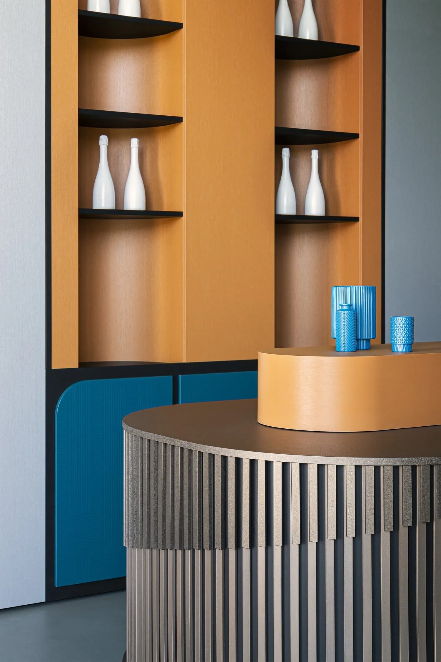 Metal-effect ribbed counter of the Disco Bar