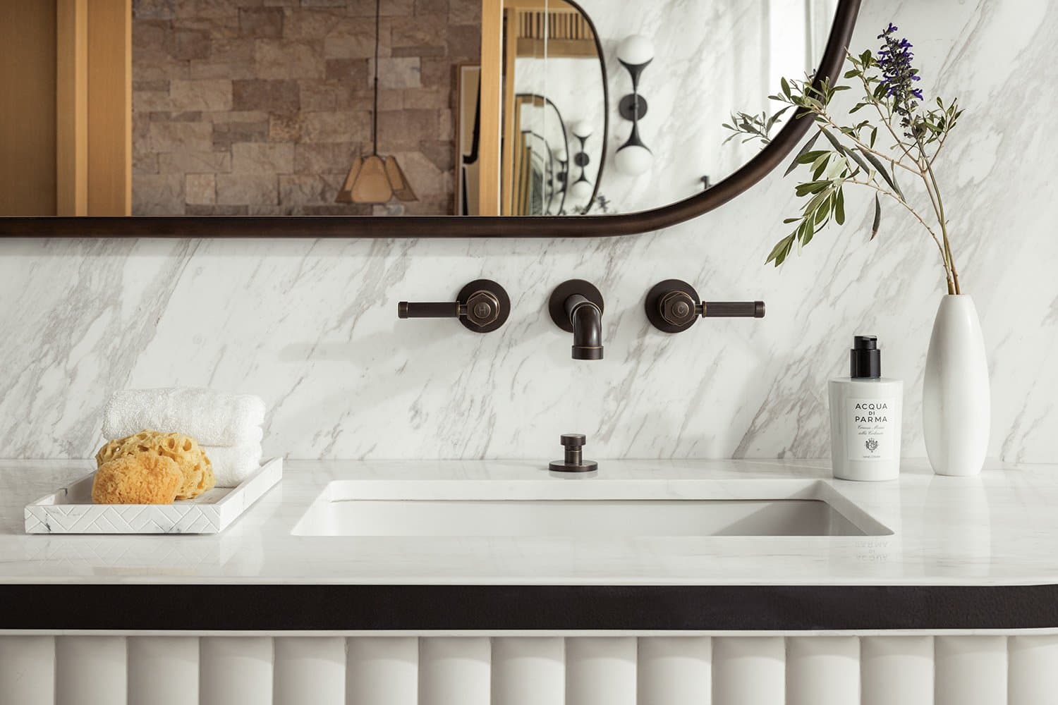 Bungalow bathroom — details