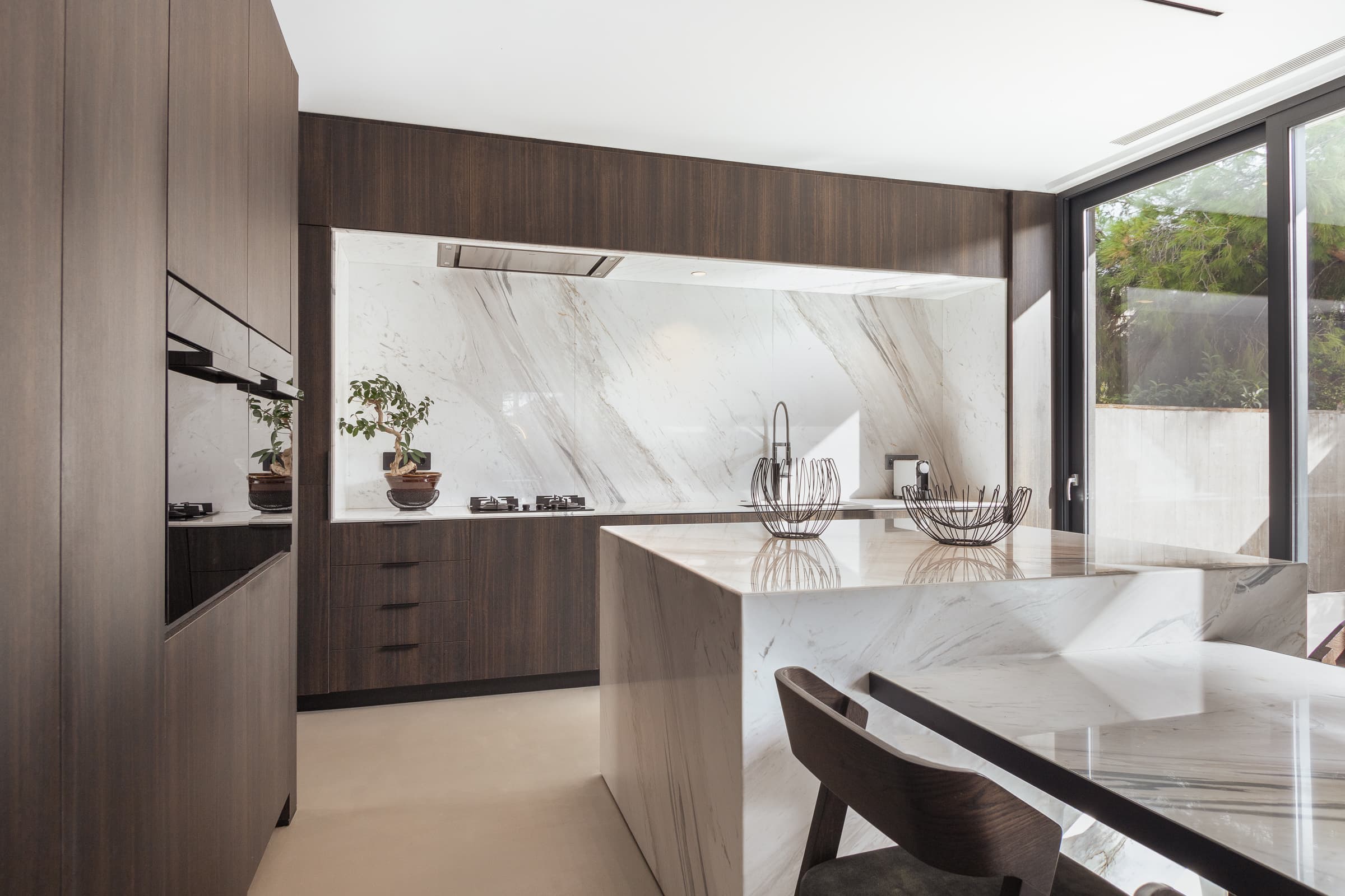 Kitchen niche seen from the dining space
