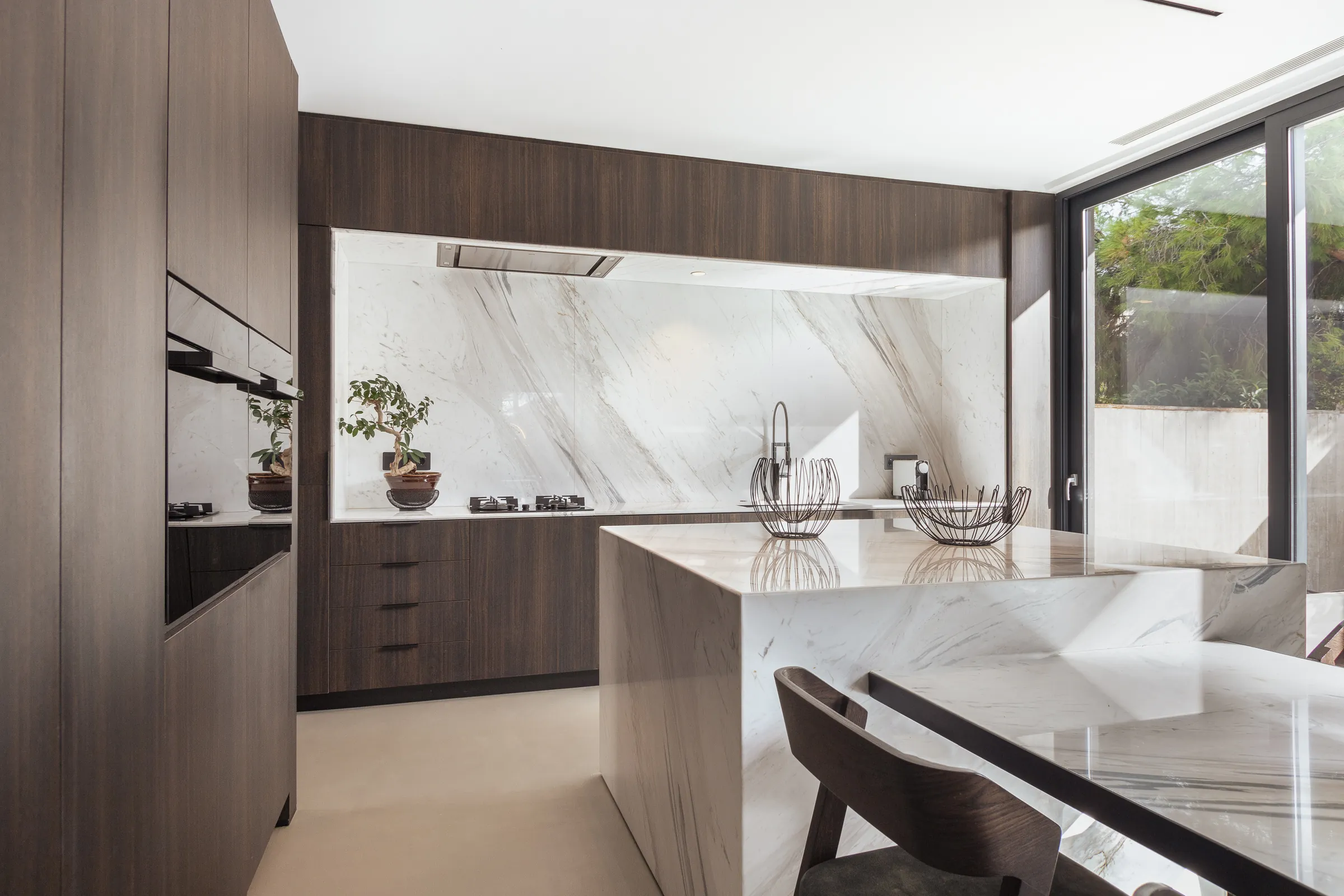 Kitchen niche seen from the dining space