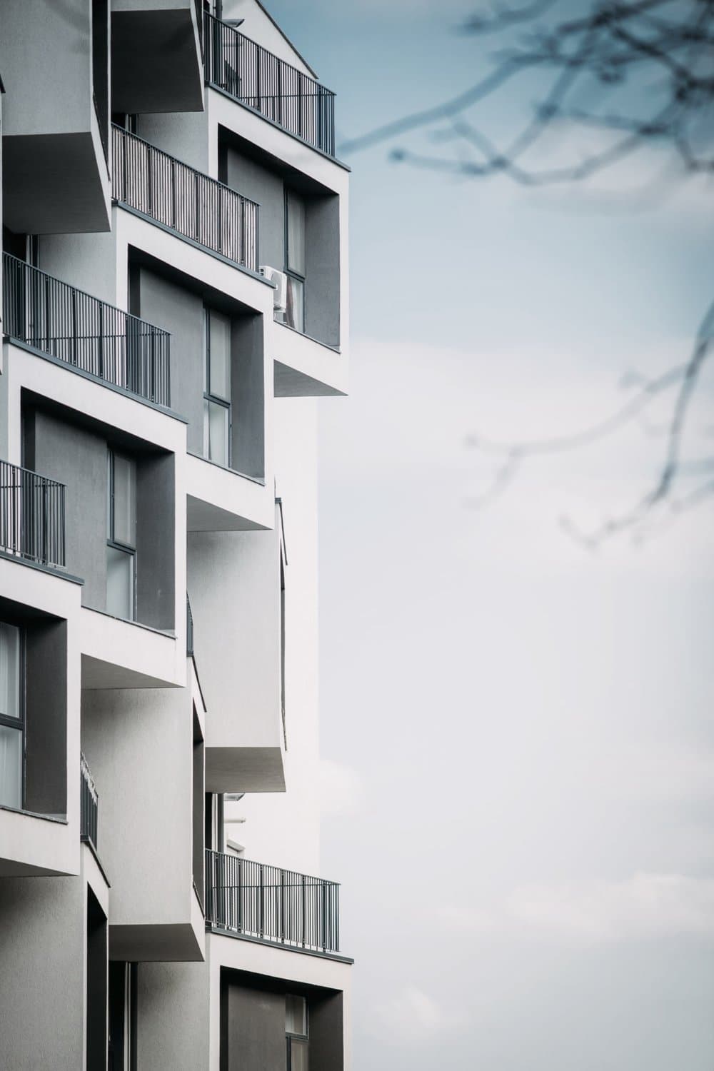 Staggered balcony profile of the residential facade